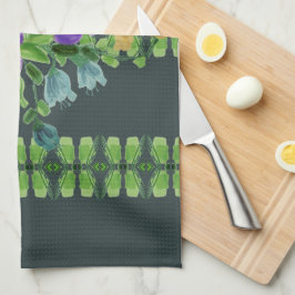 Una Toalla De Té Con Flores Oscuras Y Verde azulad