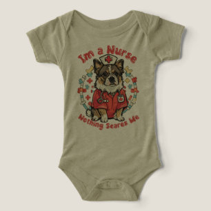 Una valiente y adorable enfermera de bulldog se si