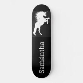 Unicornio blanco negro de skateboard