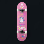 Unicornio en patineta con subtítulos personalizado<br><div class="desc">Unicornio en skateboard con leyendas personalizadas Unicorn Skateboard Personalizada HAGA CLIC en PERSONALIZAR LA OPCIÓN PLANTILLA E INTRODUCIR EL NOMBRE. También puede personalizado otras leyendas. Patinaje Guay diseñado con colores vivos y para el fondo y un funky unicornio montando una patineta. Este Skateboard es un gran regalo para un amante...</div>