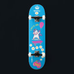 Unicornio en patineta con subtítulos personalizado<br><div class="desc">La tabla de patinaje personalizada Unicorn HAGA CLIC en PERSONALIZAR LA OPCIÓN PLANTILLA E INTRODUCIR EL NOMBRE. También puede personalizado otros títulos. Patinaje Guay diseñado con colores vivos y para el fondo y un funky unicornio montando una patineta. Este Skateboard es un gran regalo para un amante del unicornio.</div>