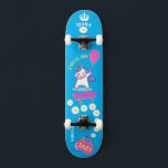 Unicornio en patineta con subtítulos personalizado<br><div class="desc">La tabla de patinaje personalizada Unicorn HAGA CLIC en PERSONALIZAR LA OPCIÓN PLANTILLA E INTRODUCIR EL NOMBRE. También puede personalizado otros títulos. Patinaje Guay diseñado con colores vivos y para el fondo y un funky unicornio montando una patineta. Este Skateboard es un gran regalo para un amante del unicornio.</div>