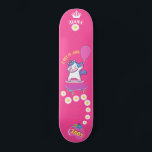 Unicornio en patineta con subtítulos personalizado<br><div class="desc">Unicornio en skateboard con leyendas personalizadas Unicorn Skateboard Personalizada HAGA CLIC en PERSONALIZAR LA OPCIÓN PLANTILLA E INTRODUCIR EL NOMBRE. También puede personalizado otras leyendas. Patinaje Guay diseñado con colores vivos y para el fondo y un funky unicornio montando una patineta. Este Skateboard es un gran regalo para un amante...</div>
