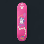Unicornio en patineta con subtítulos personalizado<br><div class="desc">Unicornio en skateboard con leyendas personalizadas Unicorn Skateboard Personalizada HAGA CLIC en PERSONALIZAR LA OPCIÓN PLANTILLA E INTRODUCIR EL NOMBRE. También puede personalizado otras leyendas. Patinaje Guay diseñado con colores vivos y para el fondo y un funky unicornio montando una patineta. Este Skateboard es un gran regalo para un amante...</div>