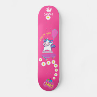 Unicornio en patineta con subtítulos personalizado