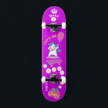 Unicornio en patineta con subtítulos personalizado<br><div class="desc">La tabla de patinaje personalizada Unicorn HAGA CLIC en PERSONALIZAR LA OPCIÓN PLANTILLA E INTRODUCIR EL NOMBRE. También puede personalizado otros títulos. Patinaje Guay diseñado con colores vivos y para el fondo y un funky unicornio montando una patineta. Este Skateboard es un gran regalo para un amante del unicornio.</div>