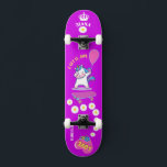 Unicornio en patineta con subtítulos personalizado<br><div class="desc">La tabla de patinaje personalizada Unicorn HAGA CLIC en PERSONALIZAR LA OPCIÓN PLANTILLA E INTRODUCIR EL NOMBRE. También puede personalizado otros títulos. Patinaje Guay diseñado con colores vivos y para el fondo y un funky unicornio montando una patineta. Este Skateboard es un gran regalo para un amante del unicornio.</div>