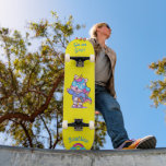 Unicornio en patineta con subtítulos personalizado<br><div class="desc">Unicornio en skateboard con subtítulos personalizados Unicorn skateboard Personalizado CLIC en PERSONALIZAR LA OPCIÓN PLANTILLA E INTRODUCIR EL NOMBRE. también puede personalizado otro título. Patinaje Guay diseñado con colores vivos y para el fondo y un funky unicornio montando una patineta. Este Skateboard es un gran regalo para un amante del...</div>