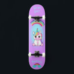 Unicornio en patineta con subtítulos personalizado<br><div class="desc">Unicornio en skateboard con subtítulos personalizados Unicorn skateboard Personalizado CLIC en PERSONALIZAR LA OPCIÓN PLANTILLA E INTRODUCIR EL NOMBRE. también puede personalizado otro título. Patinaje Guay diseñado con colores vivos y para el fondo y un funky unicornio montando una patineta. Este Skateboard es un gran regalo para un amante del...</div>