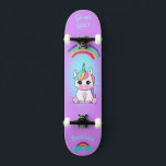 Unicornio en patineta con subtítulos personalizado<br><div class="desc">Unicornio en skateboard con subtítulos personalizados Unicorn skateboard Personalizado CLIC en PERSONALIZAR LA OPCIÓN PLANTILLA E INTRODUCIR EL NOMBRE. también puede personalizado otro título. Patinaje Guay diseñado con colores vivos y para el fondo y un funky unicornio montando una patineta. Este Skateboard es un gran regalo para un amante del...</div>