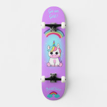 Unicornio en patineta con subtítulos personalizado