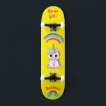 Unicornio en patineta con subtítulos personalizado<br><div class="desc">Unicornio en skateboard con subtítulos personalizados Unicorn skateboard Personalizado CLIC en PERSONALIZAR LA OPCIÓN PLANTILLA E INTRODUCIR EL NOMBRE. también puede personalizado otro título. Patinaje Guay diseñado con colores vivos y para el fondo y un funky unicornio montando una patineta. Este Skateboard es un gran regalo para un amante del...</div>