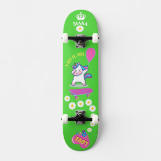 Unicornio en patineta con subtítulos personalizado