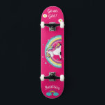 Unicornio en patineta con subtítulos personalizado<br><div class="desc">Unicornio en skateboard con subtítulos personalizados Unicorn skateboard Personalizado CLIC en PERSONALIZAR LA OPCIÓN PLANTILLA E INTRODUCIR EL NOMBRE. también puede personalizado otro título. Patinaje Guay diseñado con colores vivos y para el fondo y un funky unicornio montando una patineta. Este Skateboard es un gran regalo para un amante del...</div>