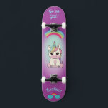 Unicornio en patineta con subtítulos personalizado<br><div class="desc">Unicornio en skateboard con subtítulos personalizados Unicorn skateboard Personalizado CLIC en PERSONALIZAR LA OPCIÓN PLANTILLA E INTRODUCIR EL NOMBRE. también puede personalizado otro título. Patinaje Guay diseñado con colores vivos y para el fondo y un funky unicornio montando una patineta. Este Skateboard es un gran regalo para un amante del...</div>