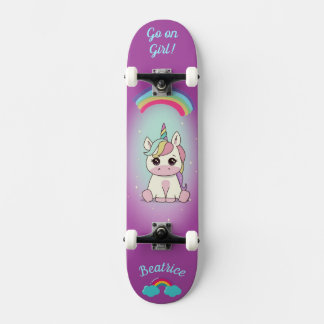Unicornio en patineta con subtítulos personalizado
