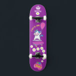 Unicornio en patineta con subtítulos personalizado<br><div class="desc">Unicornio en skateboard con leyendas personalizadas Unicorn Skateboard Personalizada HAGA CLIC en PERSONALIZAR LA OPCIÓN PLANTILLA E INTRODUCIR EL NOMBRE. También puede personalizado otras leyendas. Patinaje Guay diseñado con colores vivos y para el fondo y un funky unicornio montando una patineta. Este Skateboard es un gran regalo para un amante...</div>