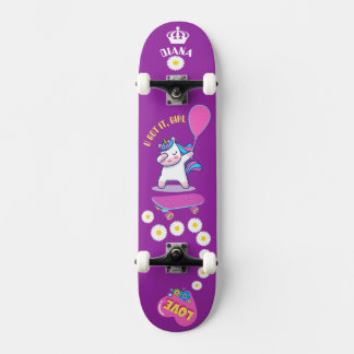 Unicornio en patineta con subtítulos personalizado
