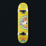 Unicornio en patineta con subtítulos personalizado<br><div class="desc">Unicornio en skateboard con subtítulos personalizados Unicorn skateboard Personalizado CLIC en PERSONALIZAR LA OPCIÓN PLANTILLA E INTRODUCIR EL NOMBRE. también puede personalizado otro título. Patinaje Guay diseñado con colores vivos y para el fondo y un funky unicornio montando una patineta. Este Skateboard es un gran regalo para un amante del...</div>