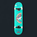 Unicornio en patineta con subtítulos personalizado<br><div class="desc">Unicornio en skateboard con subtítulos personalizados Unicorn skateboard Personalizado CLIC en PERSONALIZAR LA OPCIÓN PLANTILLA E INTRODUCIR EL NOMBRE. también puede personalizado otro título. Patinaje Guay diseñado con colores vivos y para el fondo y un funky unicornio montando una patineta. Este Skateboard es un gran regalo para un amante del...</div>