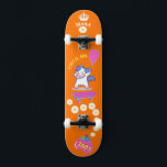 Unicornio en patineta con subtítulos personalizado<br><div class="desc">Unicornio en skateboard con leyendas personalizadas Unicorn Skateboard Personalizada HAGA CLIC en PERSONALIZAR LA OPCIÓN PLANTILLA E INTRODUCIR EL NOMBRE. También puede personalizado otras leyendas. Patinaje Guay diseñado con colores vivos y para el fondo y un funky unicornio montando una patineta. Este Skateboard es un gran regalo para un amante...</div>