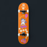 Unicornio en patineta con subtítulos personalizado<br><div class="desc">Unicornio en skateboard con leyendas personalizadas Unicorn Skateboard Personalizada HAGA CLIC en PERSONALIZAR LA OPCIÓN PLANTILLA E INTRODUCIR EL NOMBRE. También puede personalizado otras leyendas. Patinaje Guay diseñado con colores vivos y para el fondo y un funky unicornio montando una patineta. Este Skateboard es un gran regalo para un amante...</div>