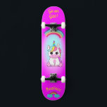 Unicornio en patineta con subtítulos personalizado<br><div class="desc">Unicornio en skateboard con subtítulos personalizados Unicorn skateboard Personalizado CLIC en PERSONALIZAR LA OPCIÓN PLANTILLA E INTRODUCIR EL NOMBRE. también puede personalizado otro título. Patinaje Guay diseñado con colores vivos y para el fondo y un funky unicornio montando una patineta. Este Skateboard es un gran regalo para un amante del...</div>