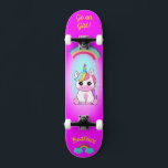 Unicornio en patineta con subtítulos personalizado<br><div class="desc">Unicornio en skateboard con subtítulos personalizados Unicorn skateboard Personalizado CLIC en PERSONALIZAR LA OPCIÓN PLANTILLA E INTRODUCIR EL NOMBRE. también puede personalizado otro título. Patinaje Guay diseñado con colores vivos y para el fondo y un funky unicornio montando una patineta. Este Skateboard es un gran regalo para un amante del...</div>