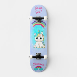 Unicornio en patineta con subtítulos personalizado