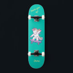 Unicornio en skateboard para niños<br><div class="desc">Unicornio en skateboard con leyendas personalizadas Unicorn Skateboard Personalizada HAGA CLIC en PERSONALIZAR LA OPCIÓN PLANTILLA E INTRODUCIR EL NOMBRE. También puede personalizado otras leyendas. Patinaje Guay diseñado con colores vivos y para el fondo y un funky unicornio montando una patineta. Este Skateboard es un gran regalo para un amante...</div>