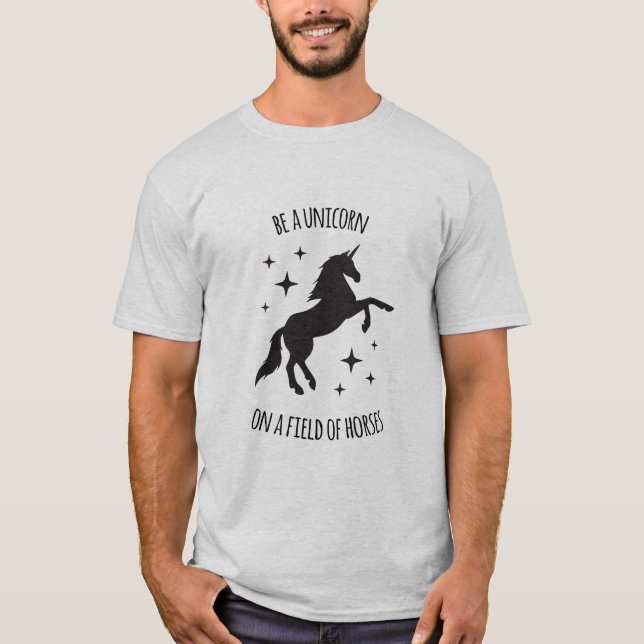 Unicornio en un campo de camiseta de caballos (Anverso)