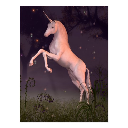 Unicornio en un claro iluminado por la luna del postal