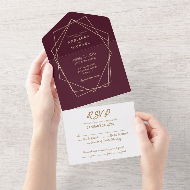 Uno Borgoña y oro todo en una invitación a la boda (desgarro)