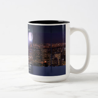 Uno con la taza Wolf NYC