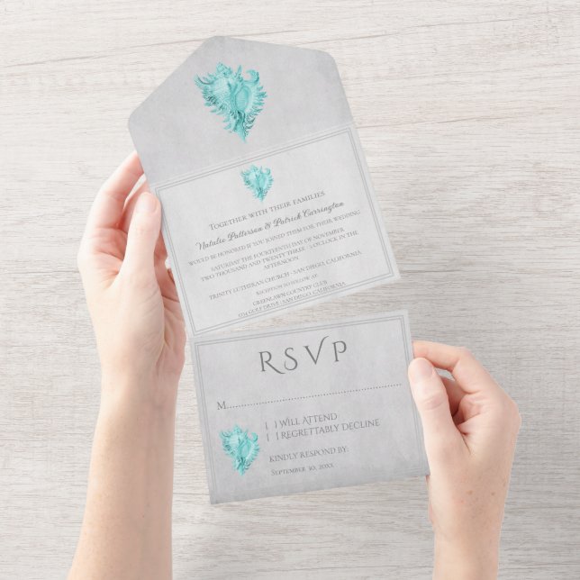 Uno Concha verde azulada todo en una invitación de mat (desgarro)