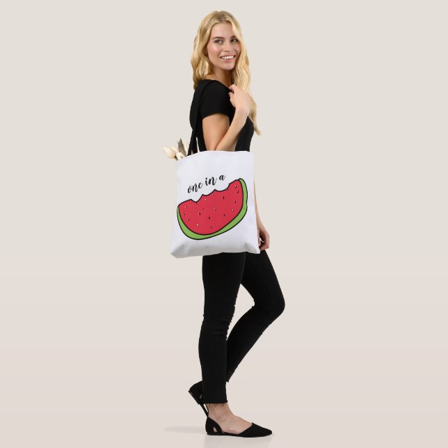 Uno en una bolsa de tote blanca de melón 2 (Puesto)