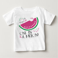 Uno en una camiseta de la sandía del melón