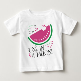 Uno en una camiseta de la sandía del melón