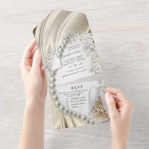 Uno Invitación de boda de seda dorada y perlas todo en