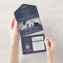 Monograma azul todo en una invitación de matrimoni