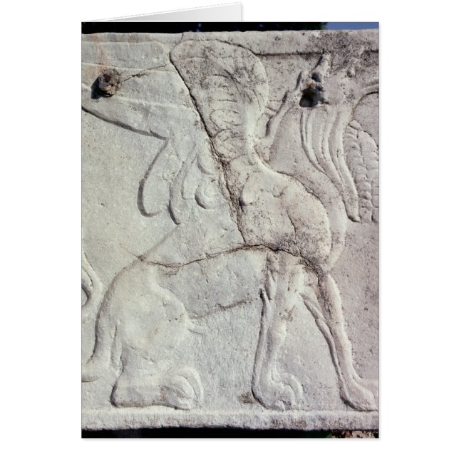 Urna fúnebre con alivio tallado de un grifo (Frente)