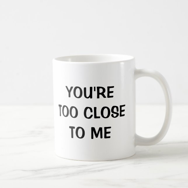 Usted está demasiado cercano a mí - taza divertida (Derecha)