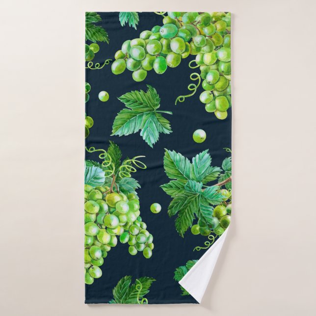 Uva verde acuarela, hojas sobre fondo oscuro. (Toalla de baño)