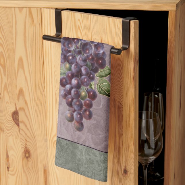 Uvas de toalla de cocina con fondo floral (Pliegue de tercios)