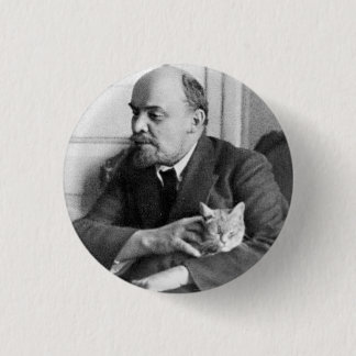 V.I. Lenin acaricia un gato pequeño, 1 botón