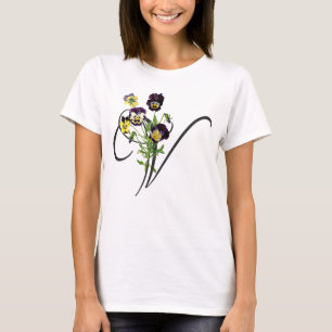 V inicial con camiseta violeta vintage