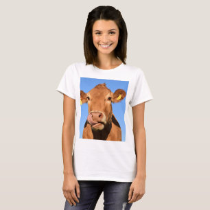 Vaca del jersey que se lame la nariz