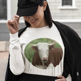 Vaca en una camiseta de barro largo en cameo de hi