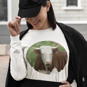 Vaca en una camiseta de barro largo en cameo de hi