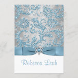 Vaca IMPRESIONADA - Invitación a Bat Mitzvah de in<br><div class="desc">Este elegante patrón de damasco de purpurina FAUX azul hielo, gris plateado, la invitación de Bat Mitzvah tiene un fondo de variados copos de nieve blancos y una cinta azul de acero IMPRESO y un arco con una estrella gris plateada de broche David. Sería perfecto para la madurez del Bat...</div>